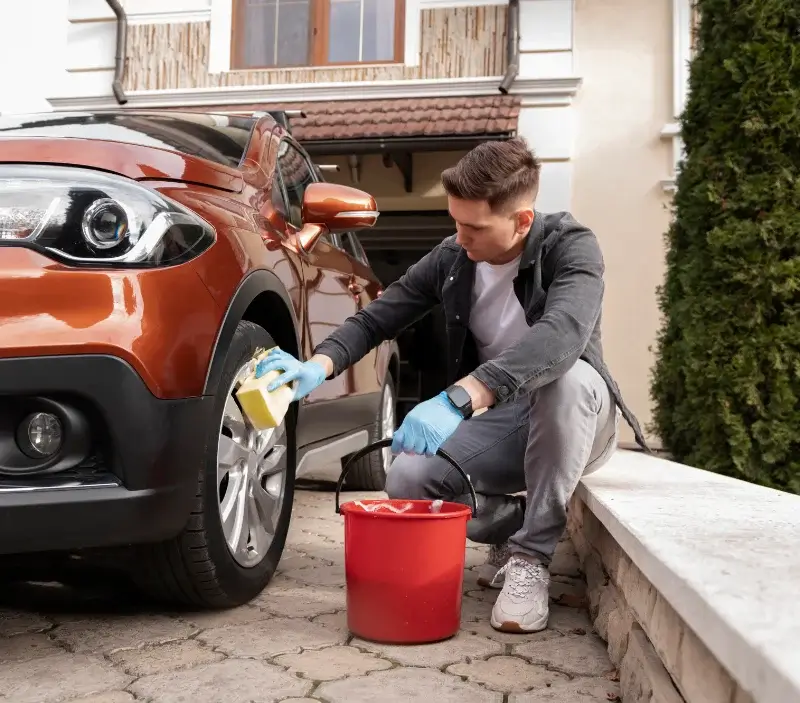 Lavage auto à domicile Chantilly : professionnel intervenant sur un véhicule